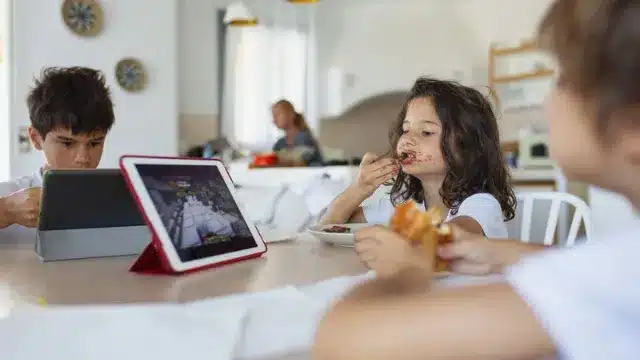 Niños usando una tablet – miopía infantil y control de miopía