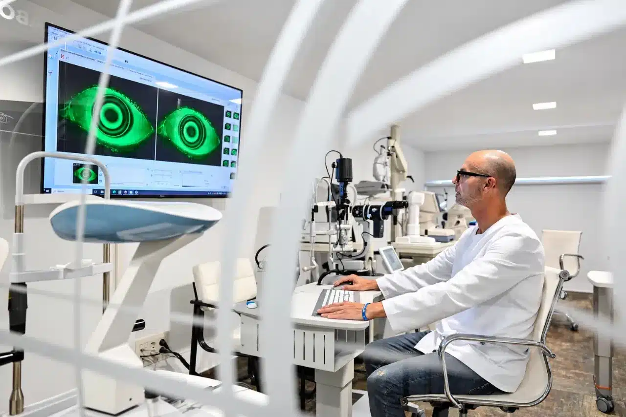 Miguel Óptico-optometrista de Armando Ópticos analizando pruebas visuales con tecnología avanzada